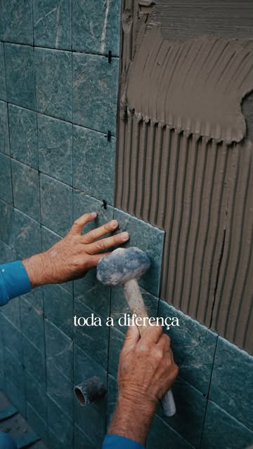 Aplicação de revestimento durante a obra
